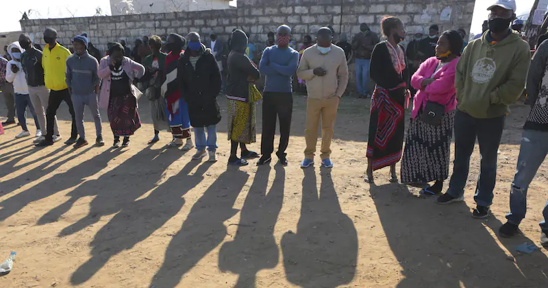 Persone in coda per votare fuori da un seggio elettorale a Lusaka, la capitale del paese. (AP Photo/ Tsvangirayi Mukwazhi)