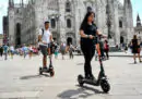 La Regione Lombardia ha proposto di vietare i monopattini ai minori e di imporre a tutti l'utilizzo del casco