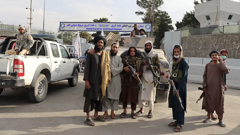 Un gruppo di talebani davanti all'aeroporto di Kabul, dopo la partenza degli ultimi soldati statunitensi dall'Afghanistan (AP Photo/Khwaja Tawfiq Sediqi)