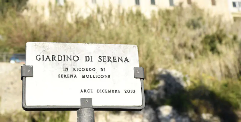 Una targa in ricordo di Serena Mollicone ad Arce. (Fabrizio Corradetti/LaPresse)