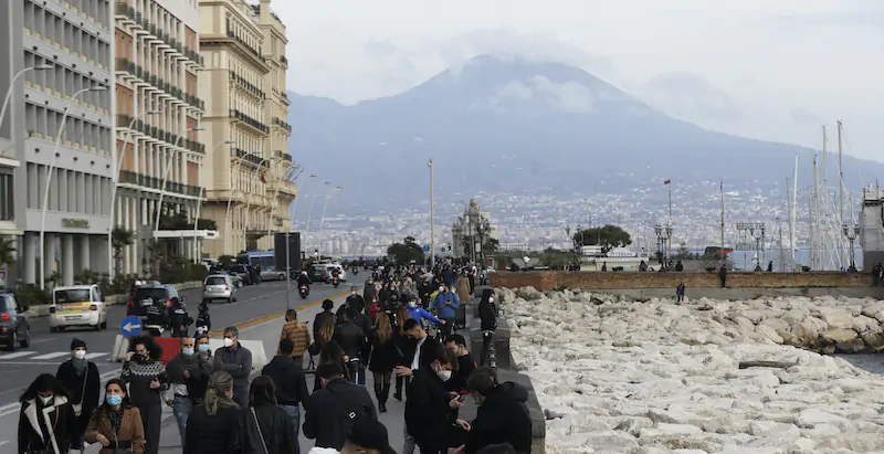 Persone passeggiano in via Caracciolo, a Napoli (AP Photo/Gregorio Borgia)