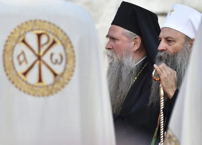Da sinistra, il metropolita Joanikije II e il patriarca Porfirije (AP Photo/Risto Bozovic)