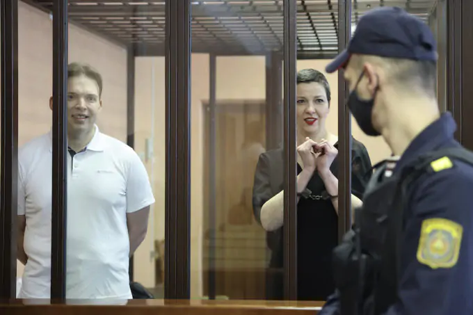 Maxim Znak e Maria Kolesnikova in attesa della sentenza del processo a loro carico, il 6 settembre (Ramil Nasibulin/BelTA pool photo via AP)