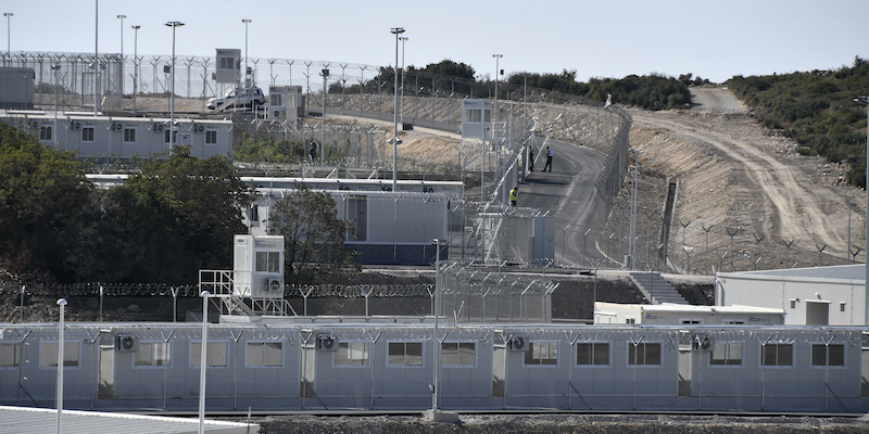 Ένα νέο μοντέλο κέντρου κράτησης μεταναστών άνοιξε στη Σάμο στην Ελλάδα