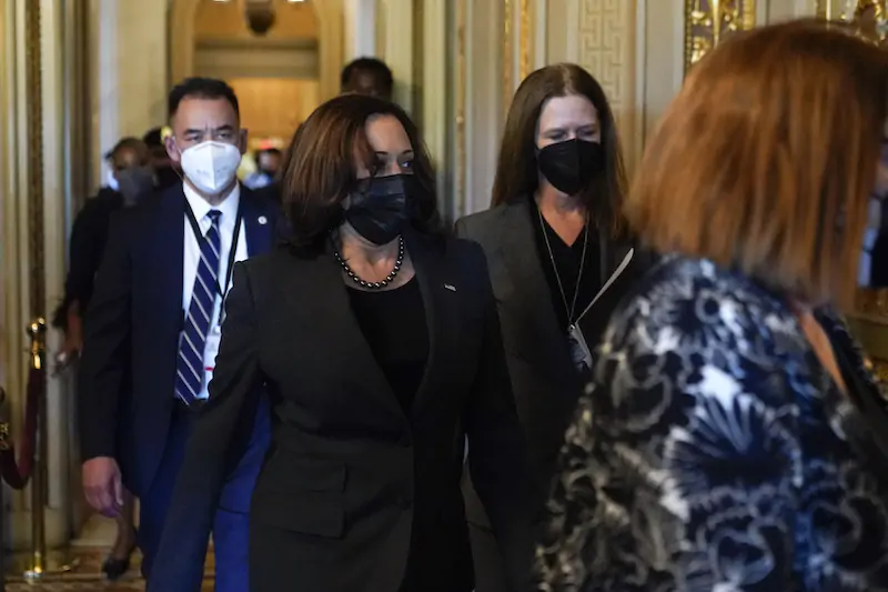 La vicepresidente Kamala Harris entra nell'aula del Senato statunitense (AP Photo/Patrick Semansky)