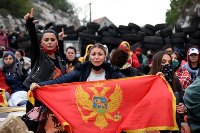 Una barricata allestita dai manifestanti (SAVO PRELEVIC / AFP)