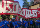 Oltre ventimila persone hanno partecipato a una manifestazione organizzata a Firenze a sostegno dei lavoratori della Gkn