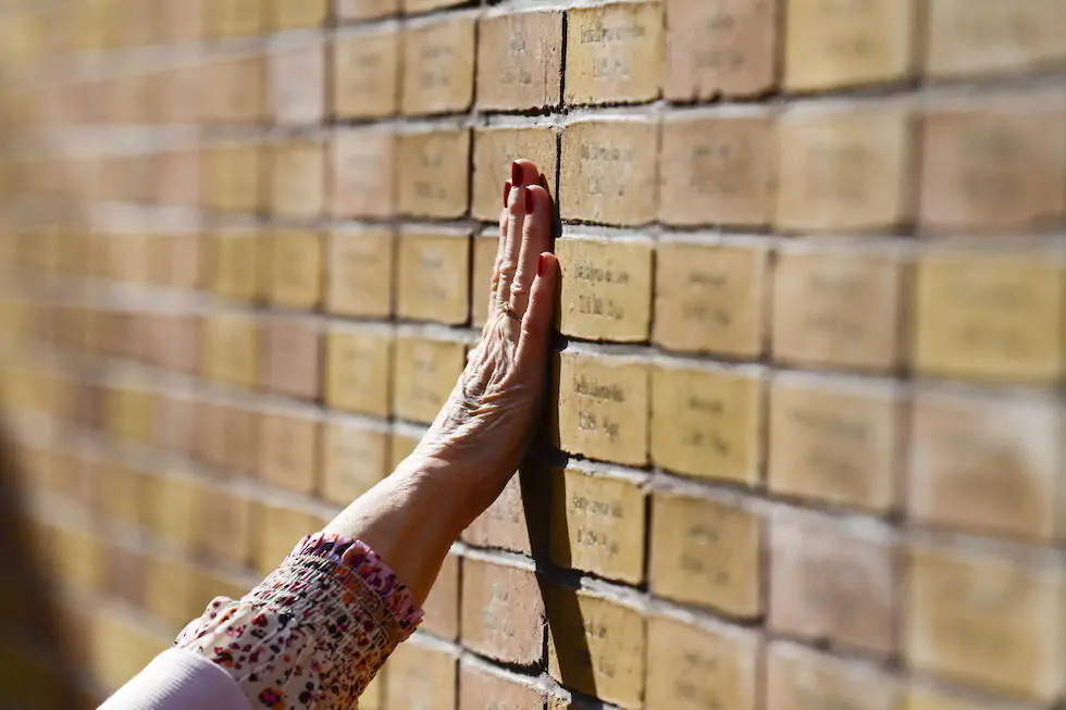 È stato inaugurato il memoriale dell’Olocausto: contiene i nomi, le date di nascita e l'età alla morte di oltre 102.000 vittime olandesi dell'Olocausto. La foto è di ieri
(EPA/Olaf Kraak)