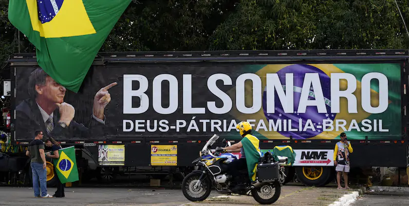 Un camion a sostegno di Bolsonaro arrivato a Brasilia per la manifestazione del 7 settembre, 6 settembre 2021 (AP Photo/Eraldo Peres)