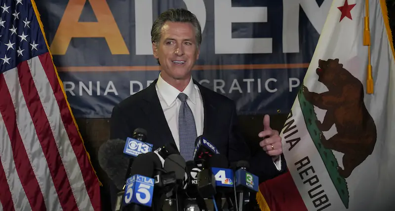 Il governatore Democratico della California Gavin Newsom, alla conferenza stampa dopo le elezioni straordinarie (AP Photo/Rich Pedroncelli)