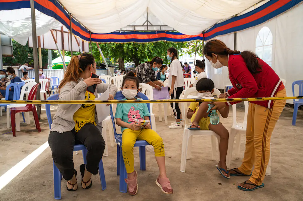 Bambini in attesa della vaccinazione in un centro sanitario a Phnom Penh, in Cambogia. Nei giorni scorsi il primo ministro Hun Sen aveva annunciato che la Cambogia avrebbe iniziato a somministrare 1,8 milioni di dosi a bambini di età compresa tra 6 e 12 anni per riaprire le scuole elementari in tutto il paese (Cindy Liu/Getty Images)