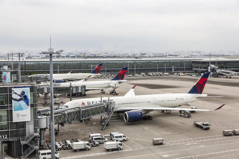 Aerei della compagnia americana Delta in un aeroporto di Tokyo, in Giappone (Yuichi Yamazaki/Getty Images)