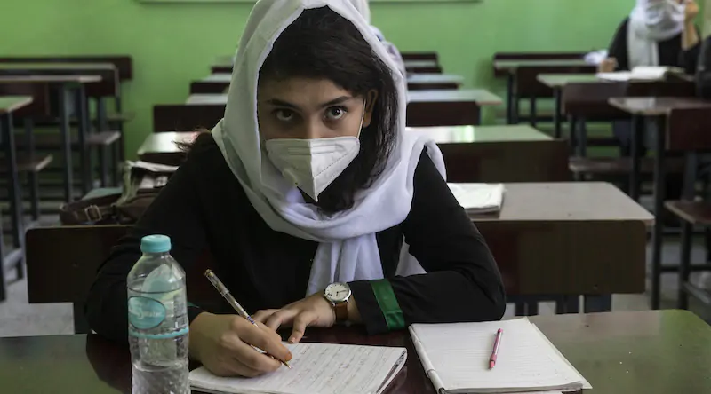 Una ragazza afghana in una scuola di Kabul, a luglio del 2021 (Paula Bronstein /Getty Images)