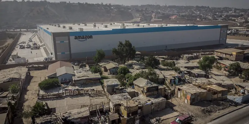 Il magazzino di Amazon in mezzo a una baraccopoli messicana
