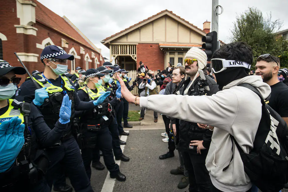Manifestanti anti lockdown si scontrano con gli agenti della polizia a Melbourne, in Australia. I manifestanti che protestano contro le misure restrittive hanno organizzato la manifestazione nonostante le attuali regole per evitare la diffusione dei contagi vietino i raduni all'aperto (Darrian Traynor/Getty Images)