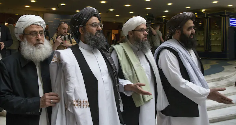 Abdul Ghani Baradar, il secondo da sinistra, in una foto del 2019 (AP Photo/Alexander Zemlianichenko, File)