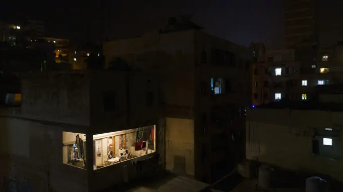Un palazzo con un solo appartamento illuminato durante un blackout, lo scorso agosto (Roudy Doumit/Getty Images)