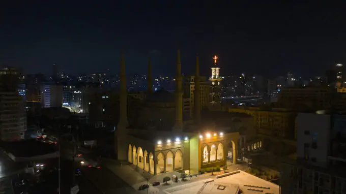 La moschea Al Amin parzialmente senza luci, in seguito a un blackout, lo scorso agosto (Roudy Doumit/Getty Images)