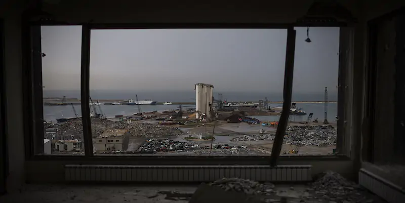 Il porto di Beirut visto dall'interno di uno dei palazzi danneggiati in seguito all'esplosione del 4 agosto del 2020 (Diego Ibarra Sanchez/Getty Images)