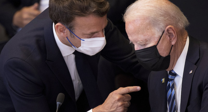Biden tente de faire la paix avec la France après le chaos du pacte anti-Chine