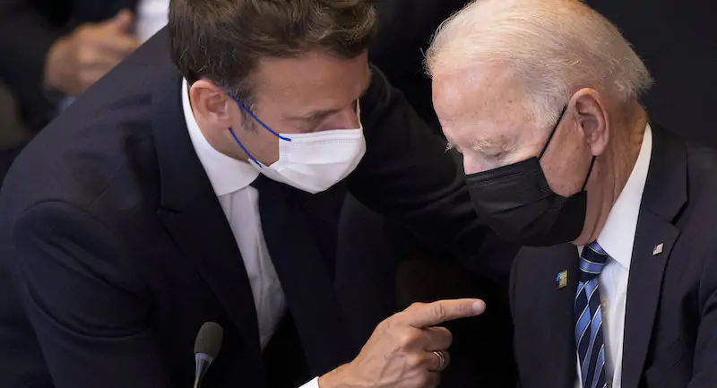 Emmanuel Macron e Joe Biden lo scorso giugno (Brendan Smialowski, Pool via AP, File)