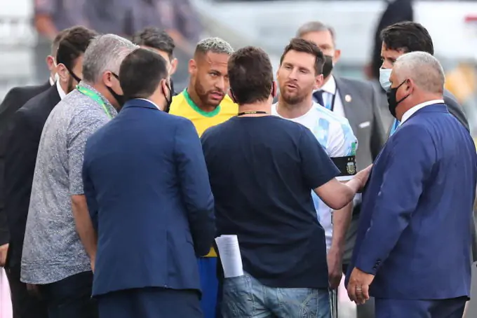 Il brasiliano Neymar e l'argentino Messi poco dopo l'interruzione della partita (ANSA/EPA/Sebastiao Moreira)