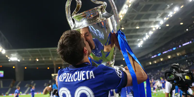 Cesar Azpilicueta, capitano del Chelsea, con la Champions League vinta a maggio (Carl Recine - Pool/Getty Images)