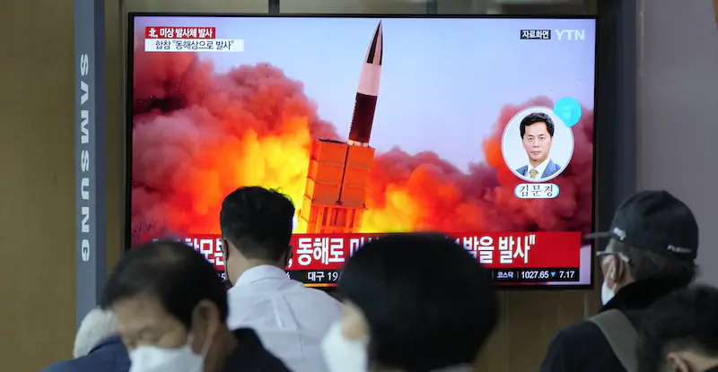 Immagini del test missilistico nordcoreano in un telegiornale alla stazione di Seul, nella Corea del Sud (AP Photo/Ahn Young-joon)