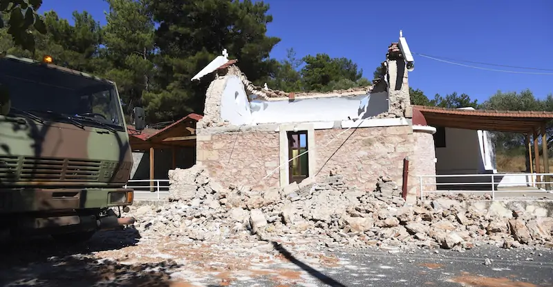 Una chiesa danneggiata dal terremoto, vicino a Creta (AP Photo/Harry Nikos)