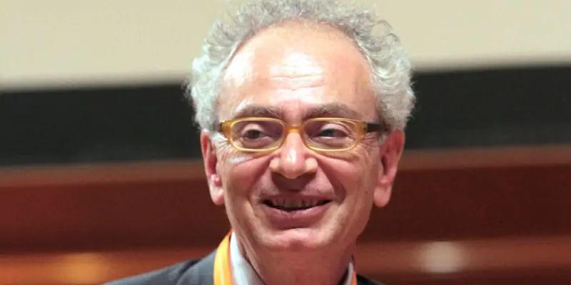 Daniele Del Giudice dopo aver ricevuto il Premio dell'Unione Europea per la letteratura per "Orizzonte mobile", a Bruxelles, il 28 settembre 2009 (ANSA/EPA/OLIVIER HOSLET)