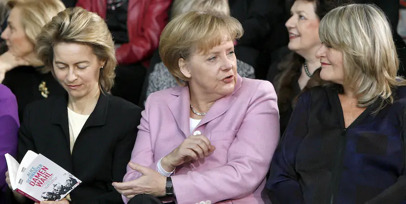 Angela Merkel, Ursula von der Leyen e la scrittrice femminista Alice Schwarzer nel 2006 (AP Photo/Michael Sohn, File)