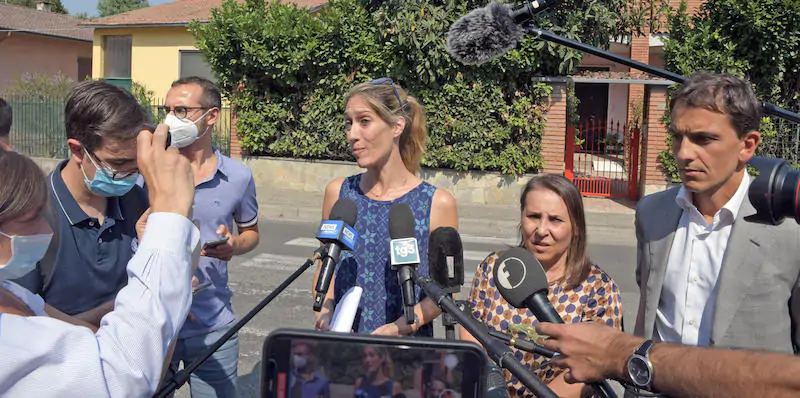  La zia paterna di Eitan Biran, Aya Biran, parla ai giornalisti davanti alla sua casa nel pavese (ANSA/ PAOLO TORRES)
