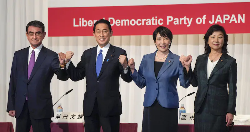 I quattro candidati alle elezioni interne all'LPD, il partito più importante del Giappone (Kimimasa Mayama/Pool Photo via AP)
