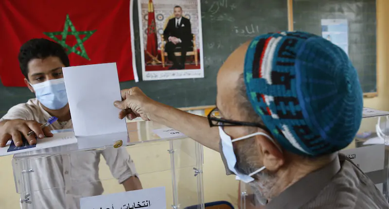Votazioni in corso in un seggio elettorale di Casablanca, mercoledì 8 settembre (AP Photo/ Abdeljalil Bounhar)