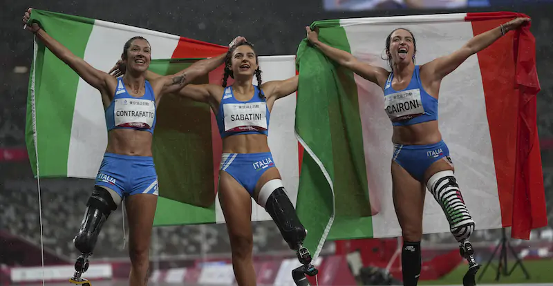 Da sinistra a destra, Monica Contrafatto, Ambra Sabatini e Martina Caironi, rispettivamente bronzo, oro e argento nella finale dei 100 metri categoria T63. Tokyo, 4 settembre 2021 (AP Photo/ Emilio Morenatti)