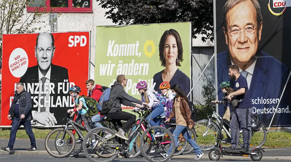 Manifesti elettorali con Olaf Scholz (SPD), Annalena Baerbock (Verdi) e Armin Laschet (CDU) (AP Photo/Martin Meissner, File)