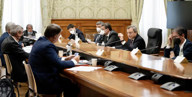 Un momento della riunione di mercoledì tra il presidente del Consiglio Mario Draghi e i segretari di Cgil, Cisl e Uil sul nuovo decreto per l'obbligo del Green Pass (ANSA/Filippo Attili)