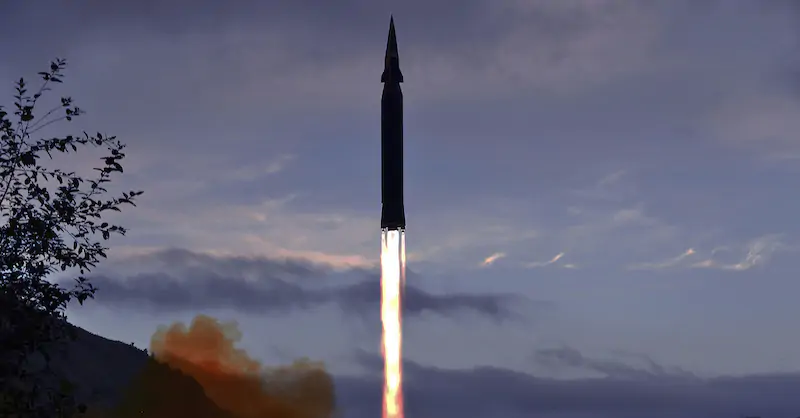 Un'immagine del missile fornita dal governo nordcoreano (Korean Central News Agency/Korea News Service via AP)