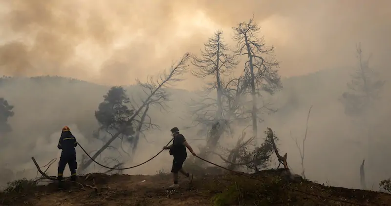 Pompieri impegnati nella gestione di un incendio in Grecia, ad agosto del 2021 (AP Photo/Petros Karadjias, File)