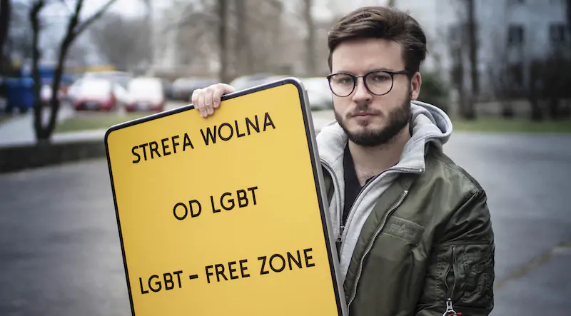 L'attivista LGBT+ Bart Staszewski durante una protesta contro l'introduzione delle "zone libere dall'ideologia LGBT" (AP Photo/ Przemysław Stefaniak)
