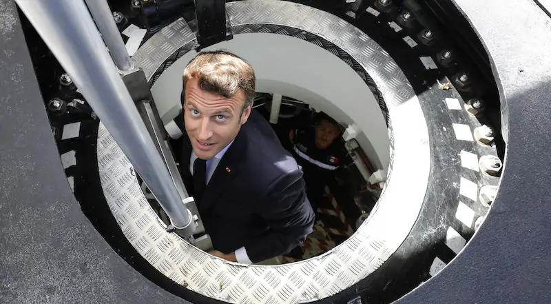 Il presidente francese Emmanuel Macron a bordo del sottomarino nucleare francese "Suffren" (Ludovic Marin/Pool via AP, File)