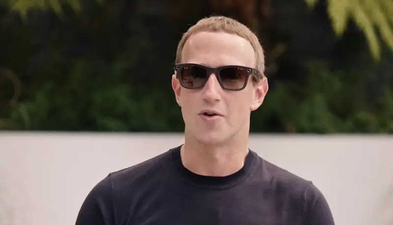 Il CEO di Facebook, Mark Zuckerberg, con un paio di Ray-Ban Stories (Facebook)