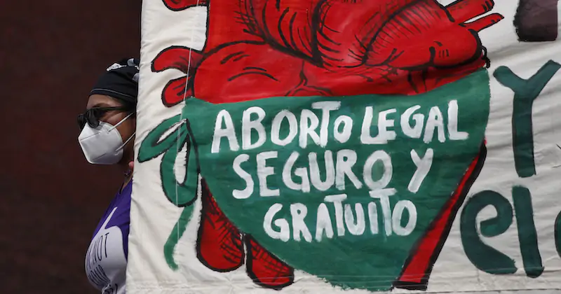 Una manifestazione per la decriminalizzazione dell'aborto in Messico, a settembre del 2020 (AP Photo/Rebecca Blackwell, File)