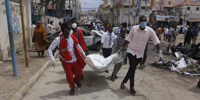 Personale medico trasporta un corpo dopo l'attacco a Mogadiscio ( AP Photo/Farah Abdi Warsameh)