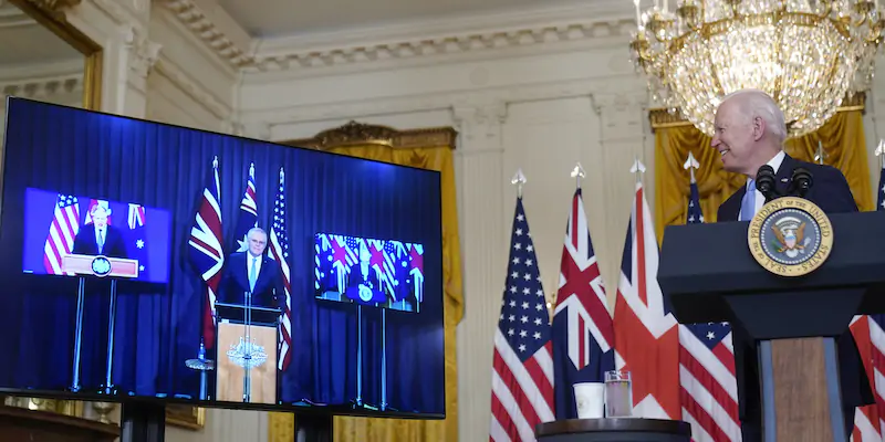 Il presidente degli Stati Uniti Joe Biden e il primo ministro australiano Scott Morrison (nello schermo) durante l'evento di presentazione di AUKUS alla Casa Bianca (AP Photo/Andrew Harnik)