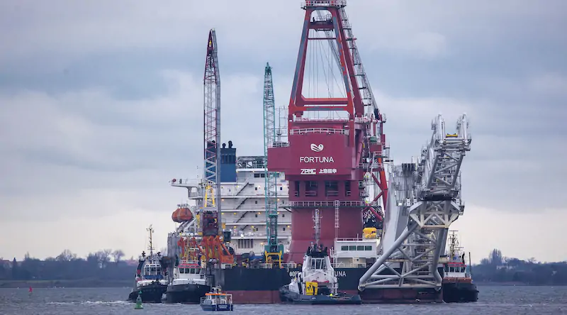 Un’imbarcazione da carico usata per la costruzione del gasdotto Nord Stream 2, nel Mar Baltico (Jens Buettner/dpa via AP, File)
