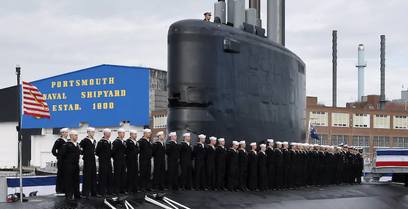 Membri della marina statunitense all'inaugurazione di un sottomarino nucleare nello stato del Maine, nel 2008 (AP Photo/Robert F. Bukaty, files)