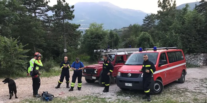 Un'unità cinofila dei carabinieri forestali prima delle ricerche di un orso in Trentino, il 23 luglio 2017 (ANSA/MANUELA PAISSAN)