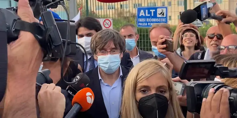 Carles Puigdemont all'uscita dal carcere di Sassari (AP Photo/Gloria Calvi)