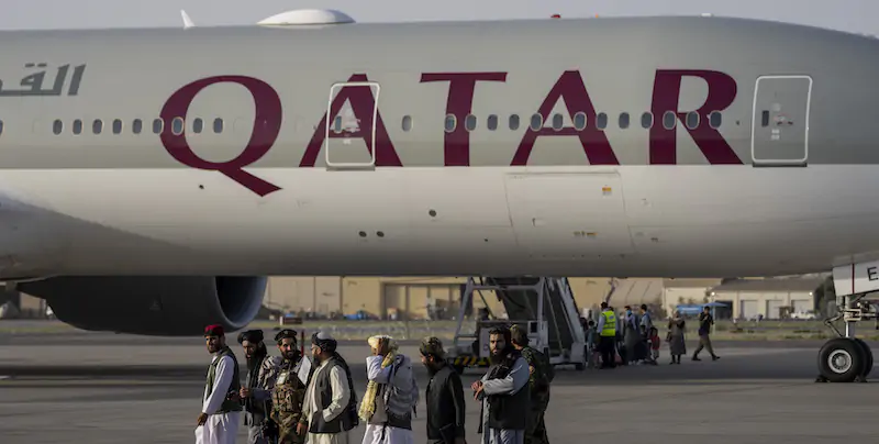 Un aereo di Qatar Airways all'aeroporto di Kabul (AP Photo/Bernat Armangue)